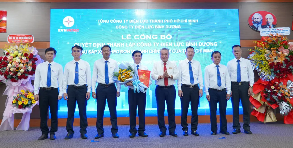 Ông Phạm Quốc Bảo, Chủ tịch HĐTV EVNHCMC (thứ tư từ phải sang) chúc mừng Ban lãnh đạo Công ty Điện lực Bình Dương tại lễ công bố quyết định thành lập đơn vị