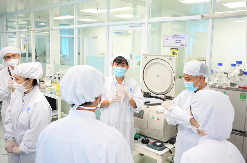 Các nghiên cứu sinh đang làm việc tại Viện Tế bào gốc (Trường ĐH Khoa học tự nhiên - ĐHQG TPHCM) Ảnh: THANH HÙNG