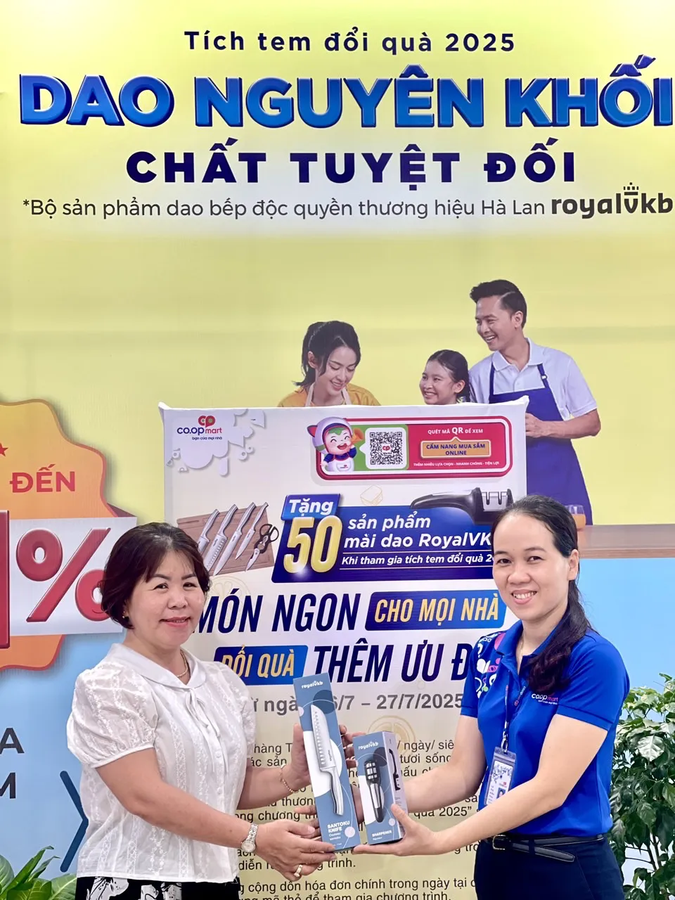 Khách hàng đổi tem lấy bộ dao bếp RoyalVKB