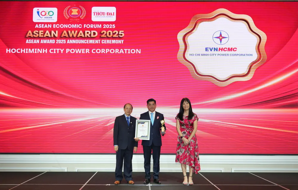 Ông Bùi Hải Thành, Phó Tổng giám đốc EVNHCMC đại diện nhận chứng nhận Top 10 Doanh nghiệp tiêu biểu ASEAN 2025