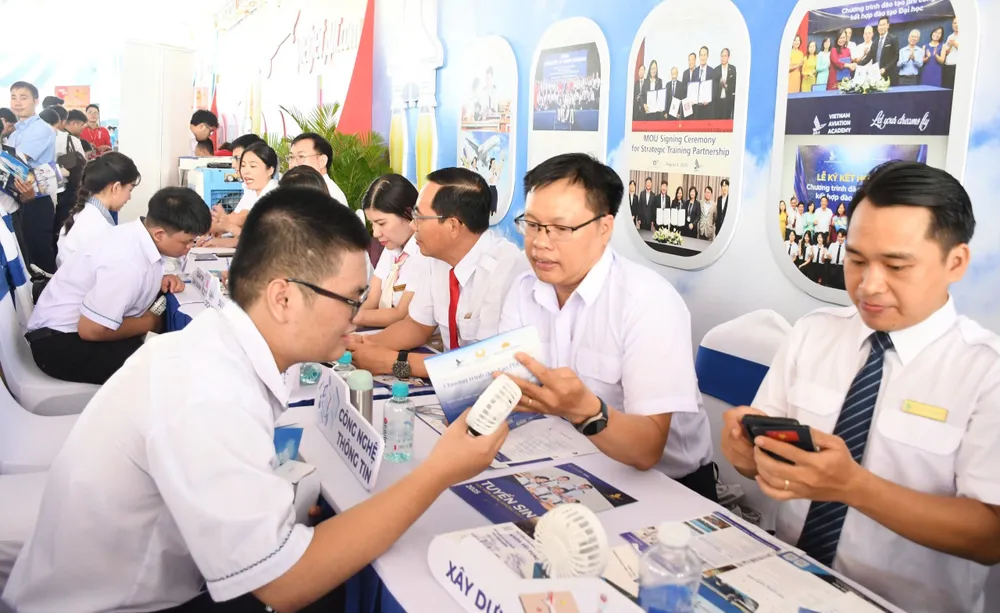 Nhiều ứng viên tìm kiếm cơ hội việc làm tại Ngày hội việc làm sân bay Long Thành