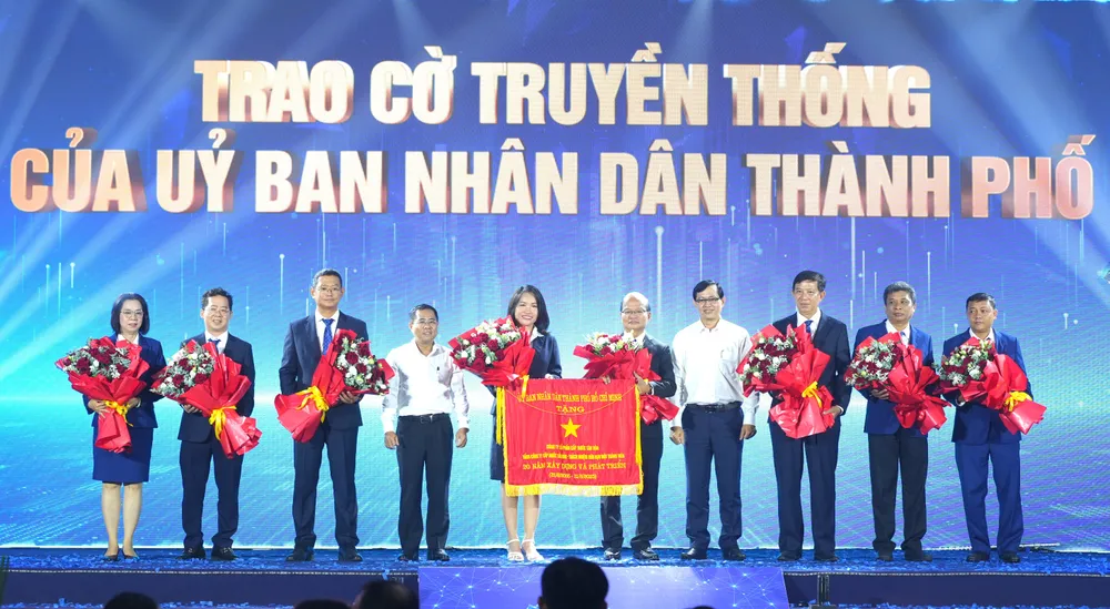 UBND TPHCM trao tặng cờ truyền thống cho Công ty CP Cấp nước Tân Hòa nhân kỷ niệm 20 năm thành lập