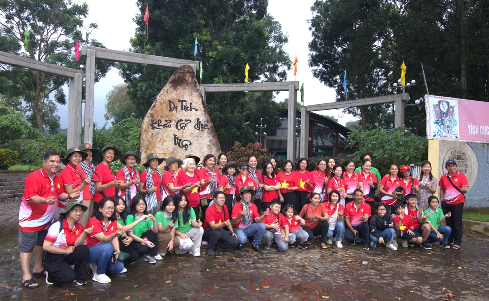 Đoàn du khách từ TPHCM tham quan di tích mộ Cự Thạch Hàng Gòn, tỉnh Đồng Nai