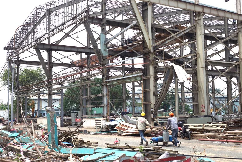 Một nhà xưởng ở KCN Biên Hòa 1 đang được tháo dỡ, di dời Ảnh: VĂN PHONG