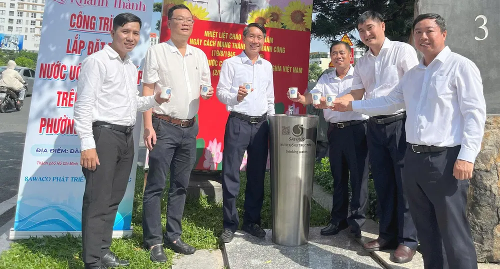 Các đại biểu uống nước tại vòi sau lễ khánh thành