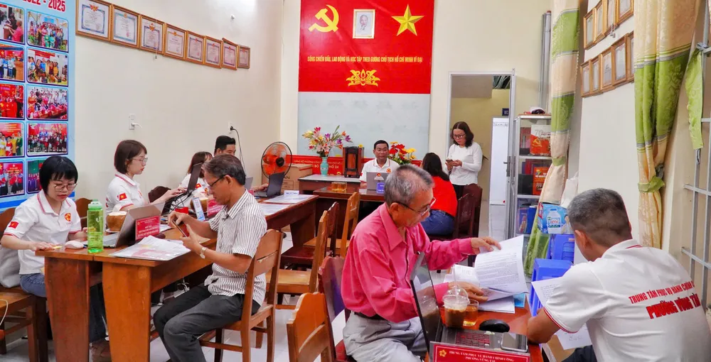 Tổ phục vụ hành chính công cơ động phường Vũng Tàu ngày cuối tuần xuống tận khu phố hướng dẫn hồ sơ thủ tục hành chính cho người dân - Ảnh: NÔNG NGÂN