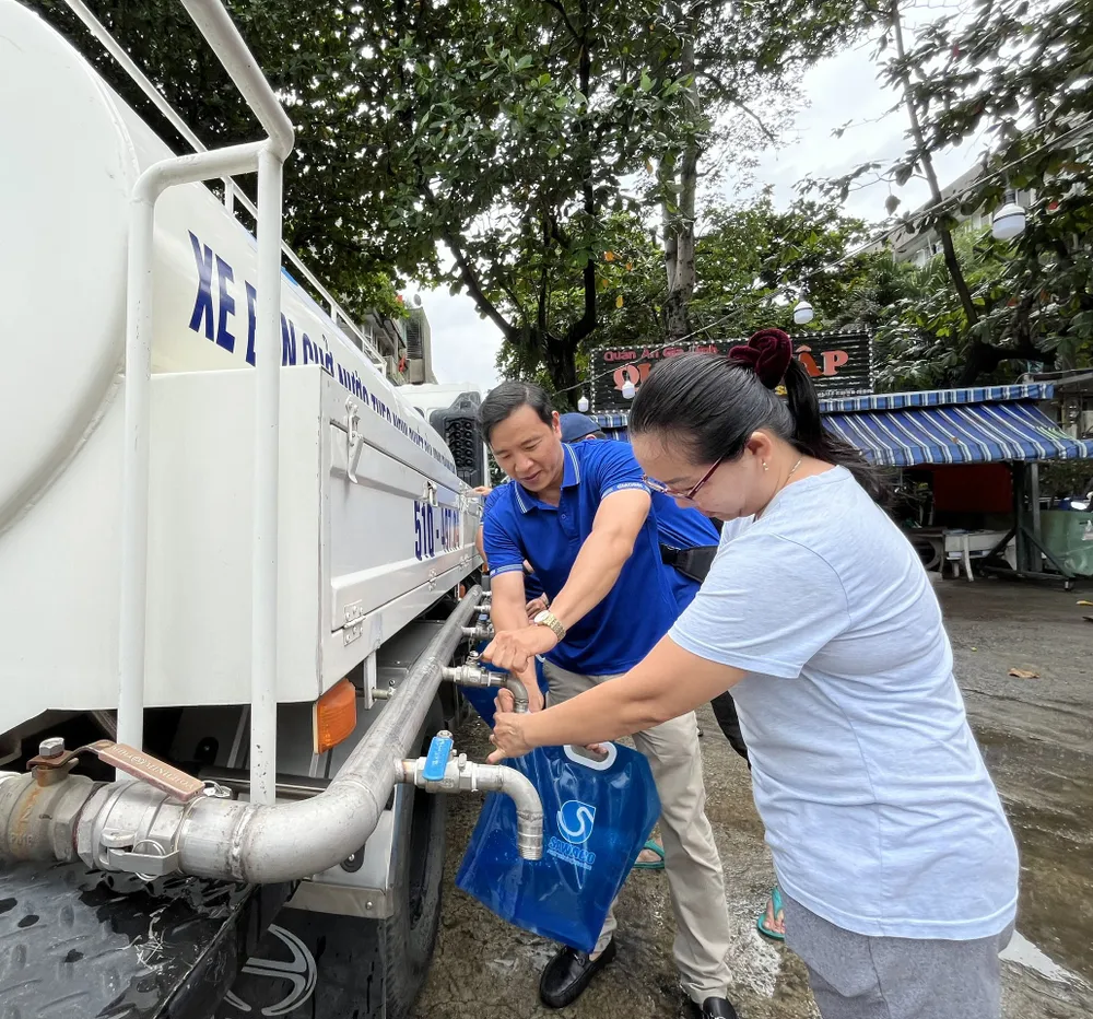 Người dân cư xá Thanh Đa nhận túi nước đề phòng sự cố mất nước diện rộng tại chương trình diễn tập