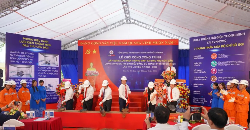 Các đại biểu thực hiện nghi thức khởi công công trình