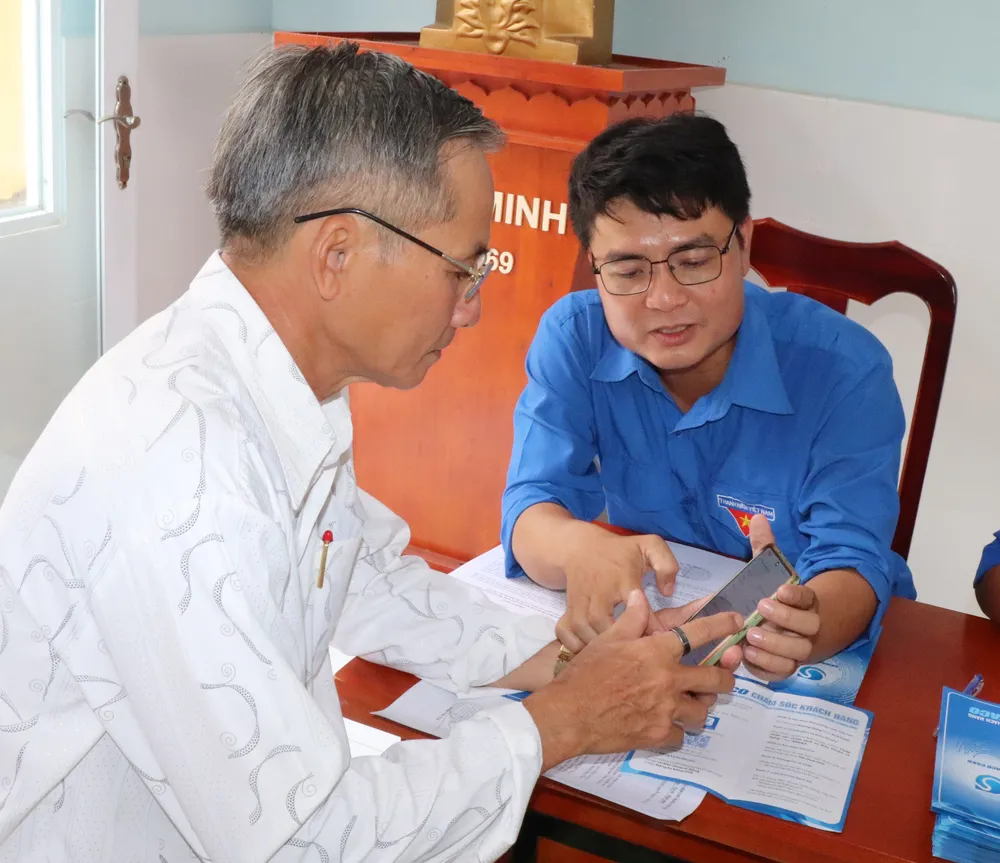 Hướng dẫn người dân cù lao Mỹ Khánh cài và sử dụng app SAWACO CSKH