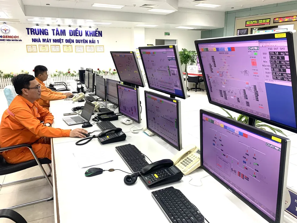 Các kỹ sư làm việc tại Trung tâm điều khiển của Nhà máy Nhiệt điện Duyên Hải 1