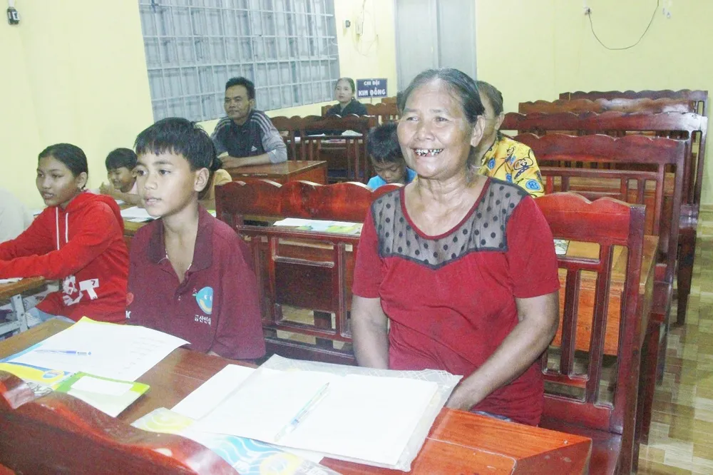 Một lớp học xóa mù chữ cho đồng bào S’tiêng ở xã Long Hà, tỉnh Đồng Nai