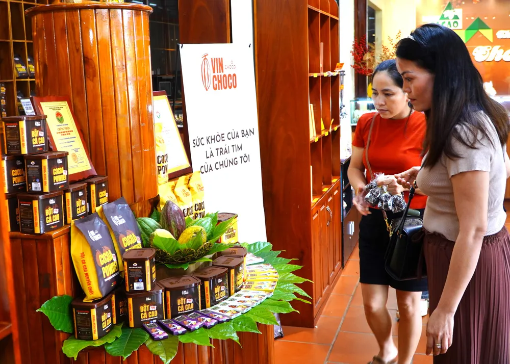 Du khách tham quan, mua sắm các sản phẩm chế biến sâu từ ca cao của Công ty TNHH Ca cao Trọng Đức