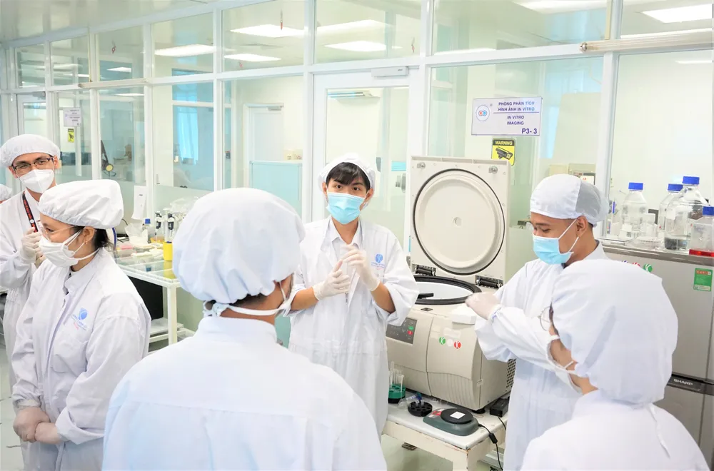 Các nghiên cứu sinh đang làm việc tại Viện Tế bào gốc, Trường Đại học Khoa học tự nhiên (ĐHQG TPHCM) Ảnh: THANH HÙNG