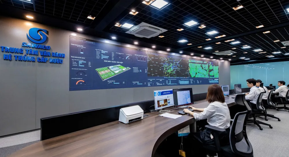 Nhân viên SAWACO làm việc tại Trung tâm Vận hành hệ thống cấp nước (SWOC)