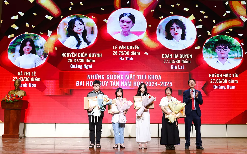 Lãnh đạo ĐH Duy Tân trao học bổng cho sinh viên năm học 2024-2025