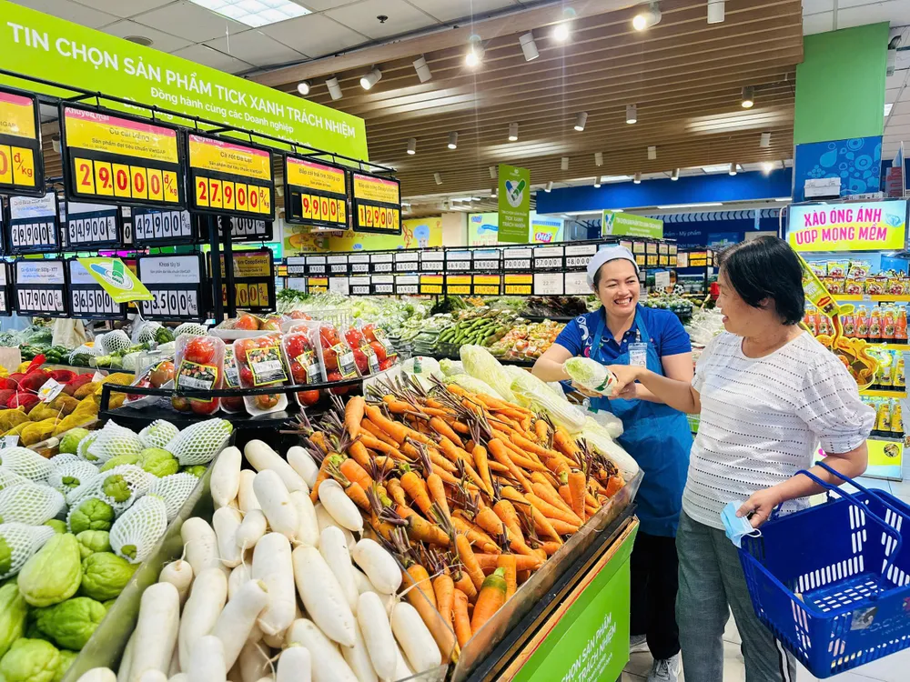 Saigon Co.op gia tăng nguồn cung hàng hóa phục vụ cao điểm mua sắm Tết của người dân - Ảnh: PHÚC ANH 