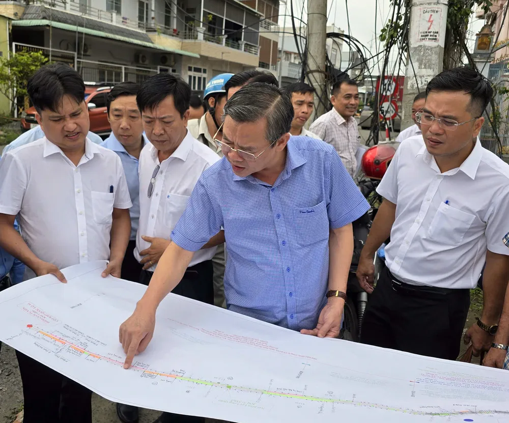 Chủ tịch UBND TP Cần Thơ Trương Cảnh Tuyên (thứ hai, từ phải sang) cùng đoàn công tác khảo sát dự án nâng cấp, mở rộng quốc lộ 91