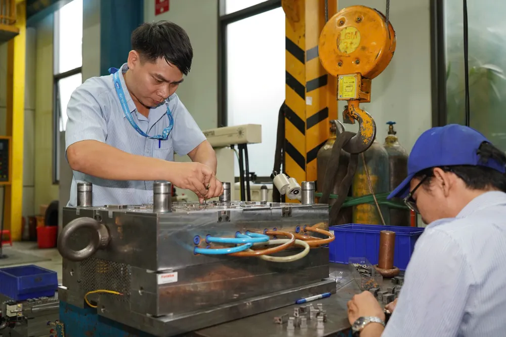 Sản xuất thiết bị phụ trợ tại Công ty TNHH CNS Amura Precision, Khu Công nghệ cao TPHCM Ảnh: HOÀNG HÙNG