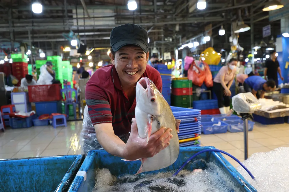 Tiểu thương tại chợ đầu mối nông sản thực phẩm Bình Điền