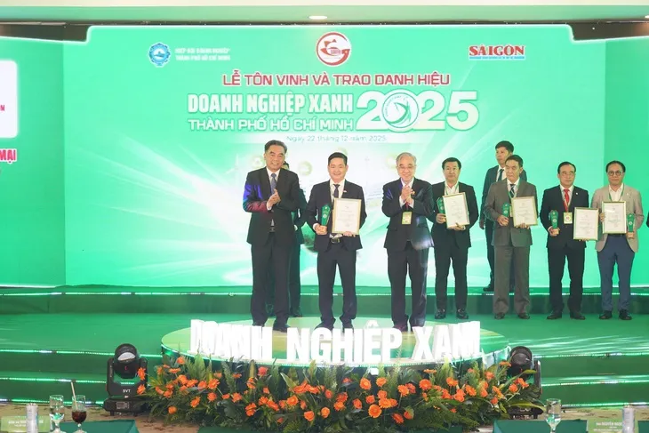 Ông Lâm Quốc Thanh, Tổng giám đốc SATRA (thứ hai từ trái sang) tại lễ tôn vinh các Doanh nghiệp xanh TPHCM năm 2025