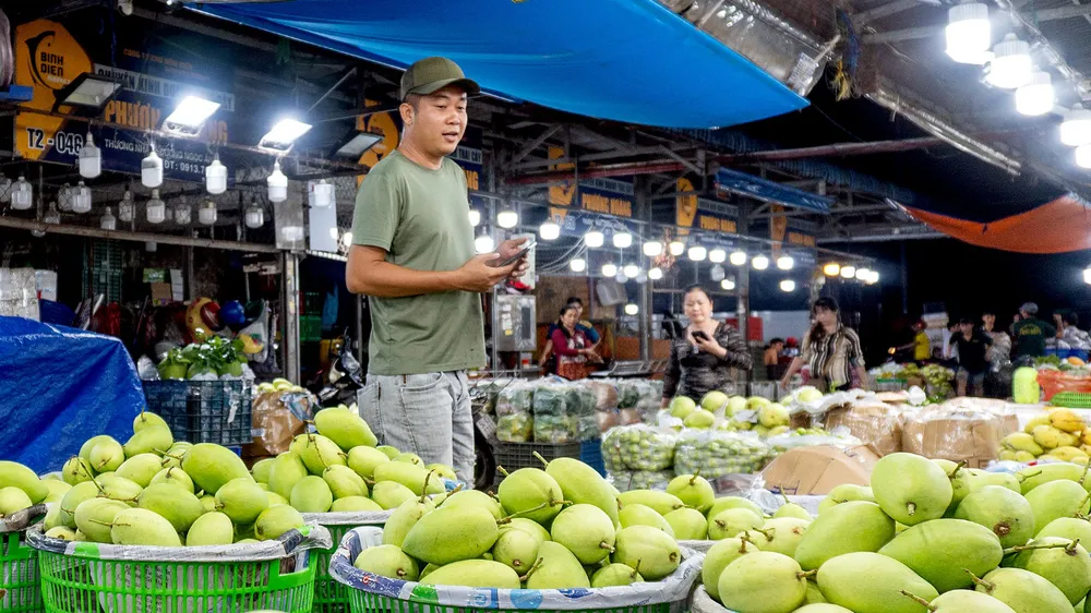 Một sạp hàng trái cây tại chợ đầu mối Bình Điền