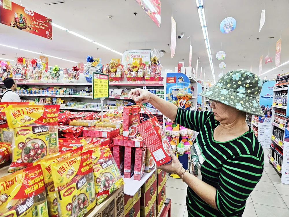 Khách hàng mua sắm tại hệ thống bán lẻ SATRA