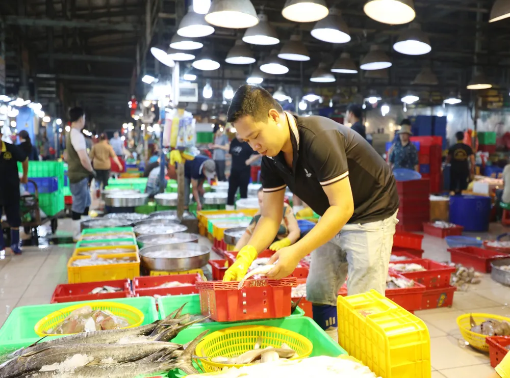 Tiểu thương tại chợ đầu mối nông sản thực phẩm Bình Điền