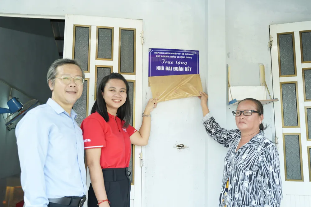 Đại diện Tổng công ty Thương mại Sài Gòn trao tặng nhà Đại đoàn kết cho hộ gia đình khó khăn tại xã An Thới Đông, TPHCM