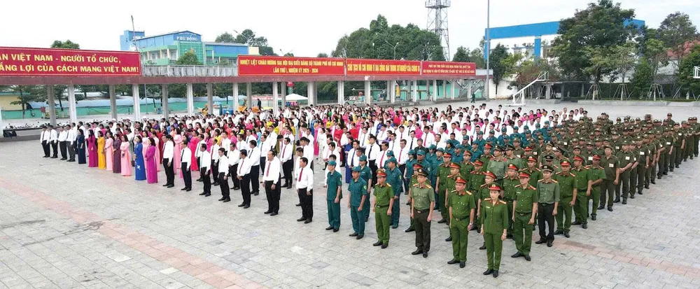 Toàn thể cán bộ, công chức, viên chức, lực lượng vũ trang trên địa bàn phường Bến Cát tham dự buổi lễ chào cờ và phát động phong trào thi đua yêu nước 2026 
