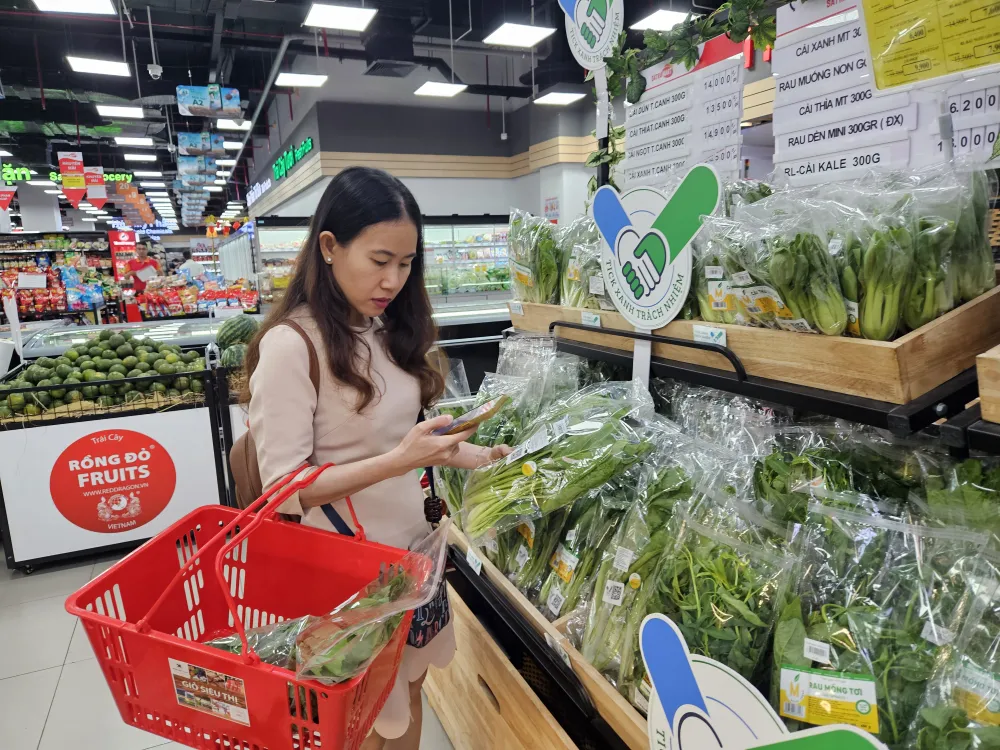 Khách chọn hàng hóa tại siêu thị Satramart Phong Phú