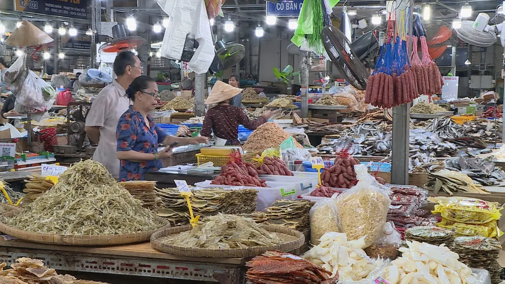 Khu thực phẩm khô tại chợ đầu mối Bình Điền được bán với giá ổn định