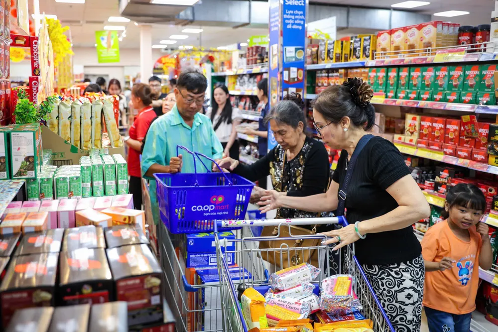 Khách hàng mua sắm tại Co.opmart tận dụng ưu đãi để tiết kiệm chi tiêu gia đình