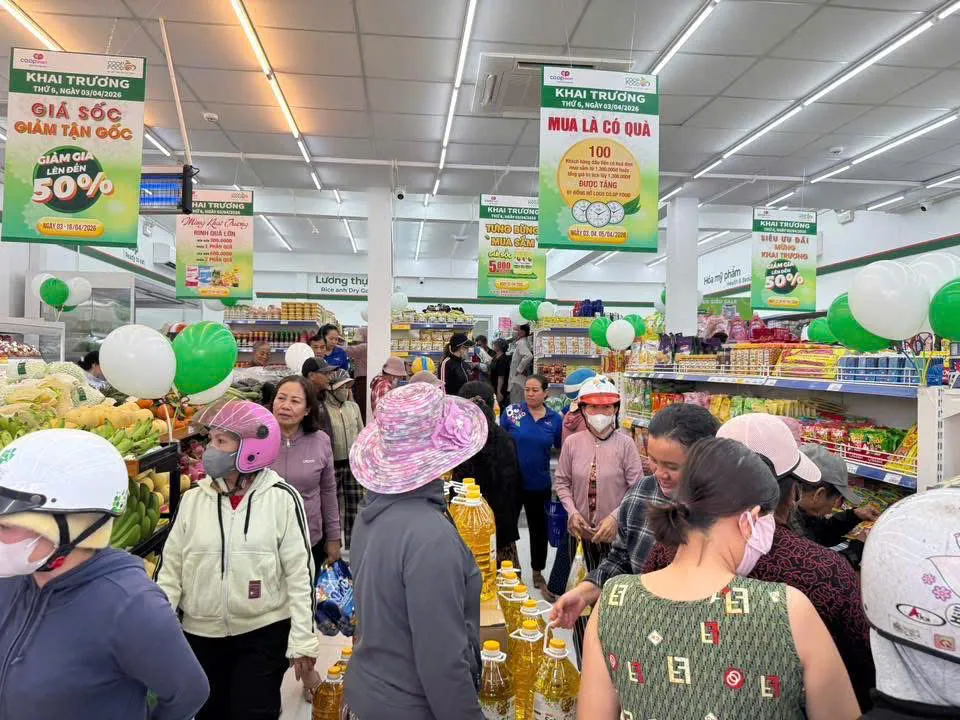 Co.op Food Thanh Hà thu hút khách mua sắm