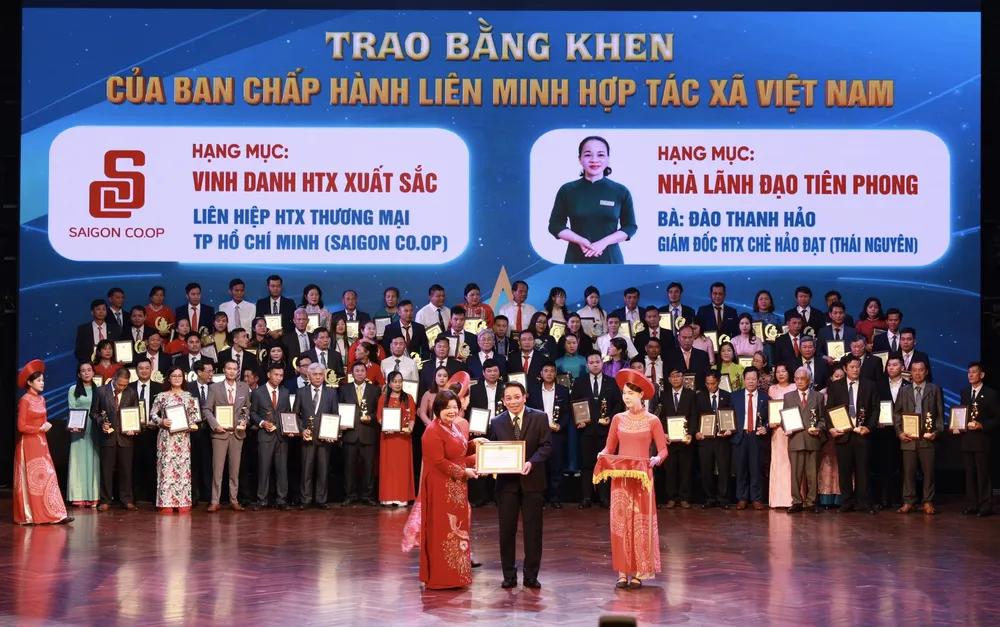 Saigon Co.op nhận bằng khen của Liên minh Hợp tác xã Việt Nam