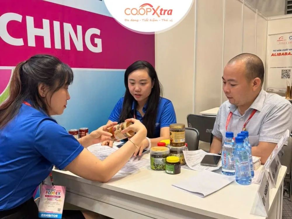 Nhân viên Saigon Co.op làm việc với các doanh nghiệp có nhu cầu cung ứng hàng vào hệ thống