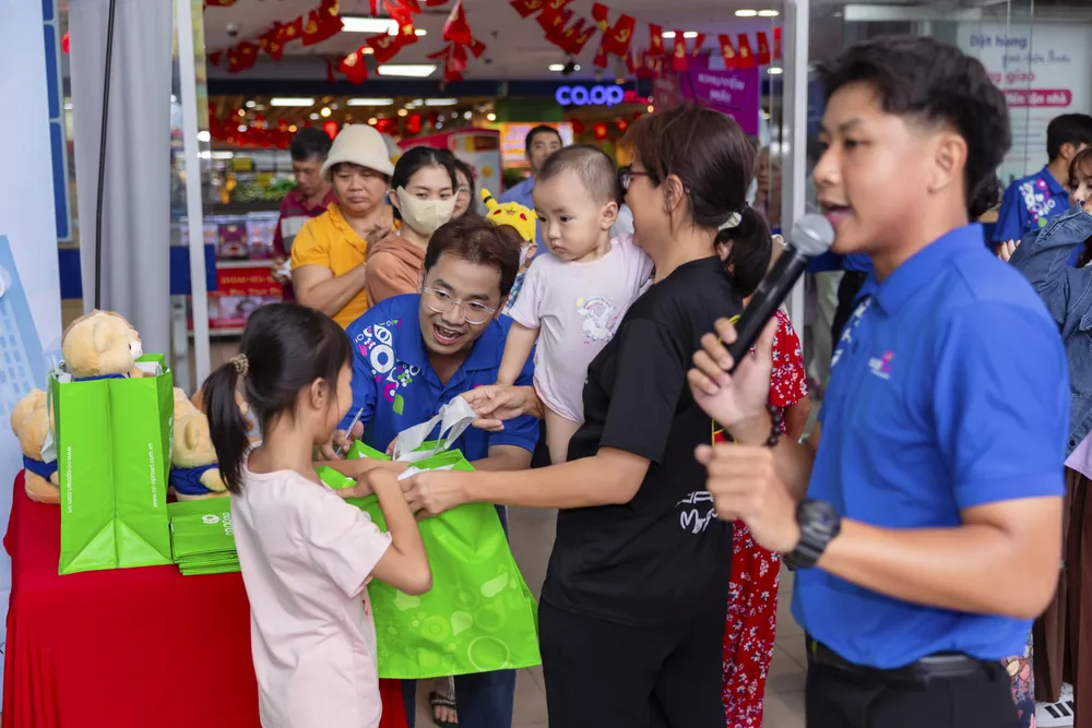 Người dân được khuyến khích sử dụng túi thân thiện môi trường khi mua sắm