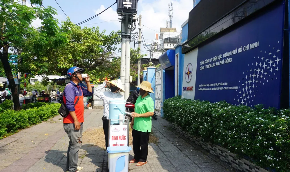 Bình nước miễn phí đặt trước trụ sở Công ty Điện lực An Phú Đông