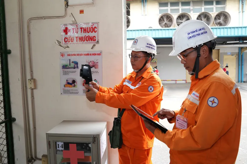 Nhân viên ngành điện TPHCM kiểm tra an toàn điện