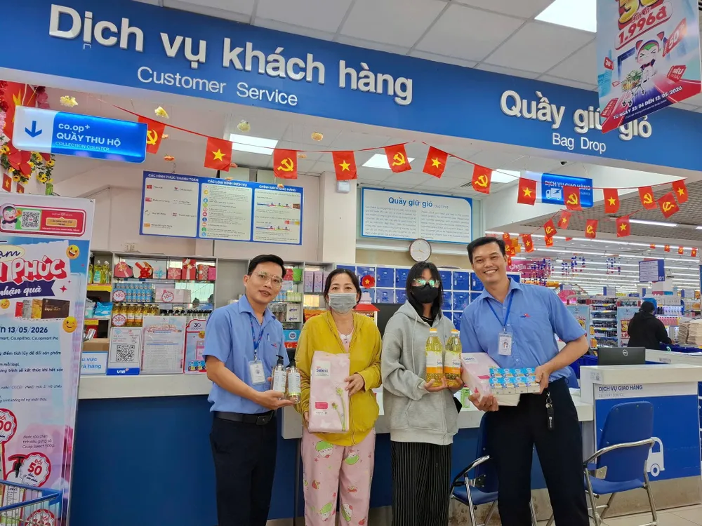 Khách hàng hào hứng đổi quà tại một siêu thị Co.opmart
