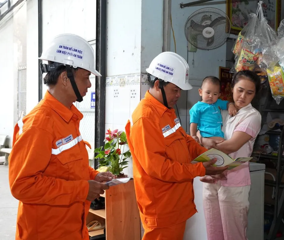 Nhân viên EVNHCMC tuyên truyền tiết kiệm điện đến các hộ dân