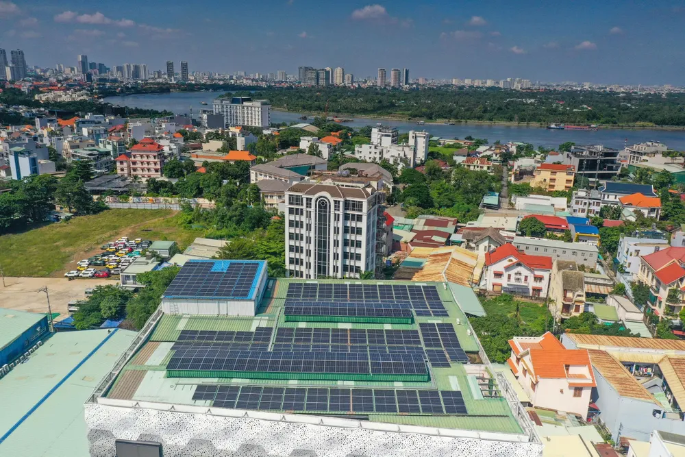 Từ đầu năm đến nay, tại TPHCM có 2.400 khách hàng lắp đặt hệ thống điện mặt trời mái nhà (Ảnh: QUANG ĐỊNH)