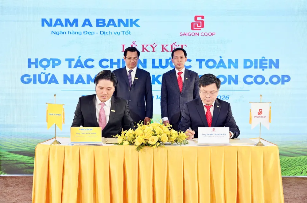 Ông Phạm Trung Kiên, Tổng Giám đốc Saigon Co.op (phải) ký kết hợp tác với đại diện lãnh đạo Ngân hàng TMCP Nam Á