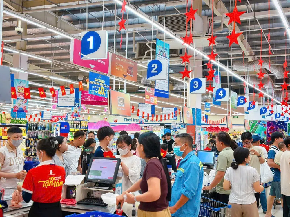 Khách hàng tham quan mua sắm tại hệ thống Co.opmart