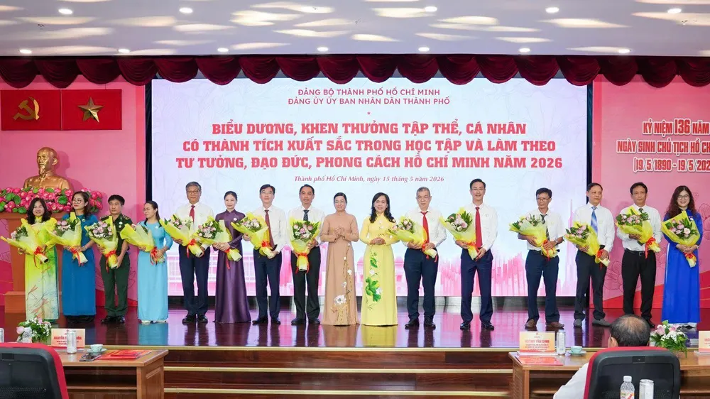 Ông Nguyễn Văn Thanh, Phó Bí thư Đảng ủy, Tổng Giám đốc EVNHCMC (thứ 6 từ phải sang), đại diện Đảng bộ EVNHCMC nhận hoa biểu dương tập thể tiêu biểu trong học tập và làm theo tư tưởng, đạo đức, phong cách Hồ Chí Minh