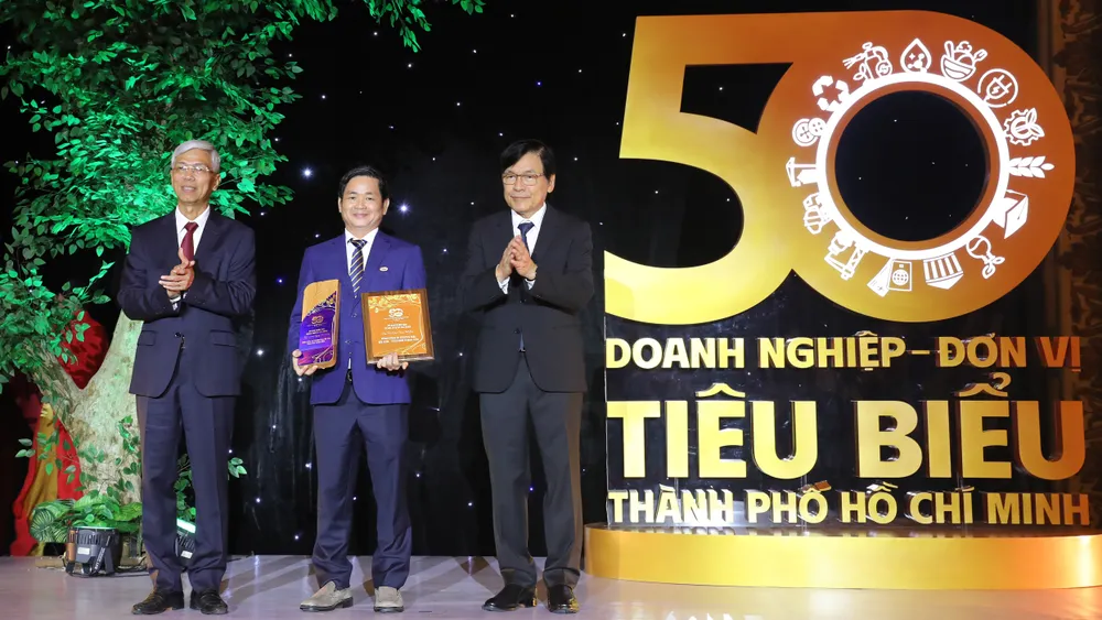 Ông Lâm Quốc Thanh (giữa), Tổng Giám đốc SATRA tại Lễ vinh danh 50 doanh nghiệp, đơn vị tiêu biểu TPHCM
