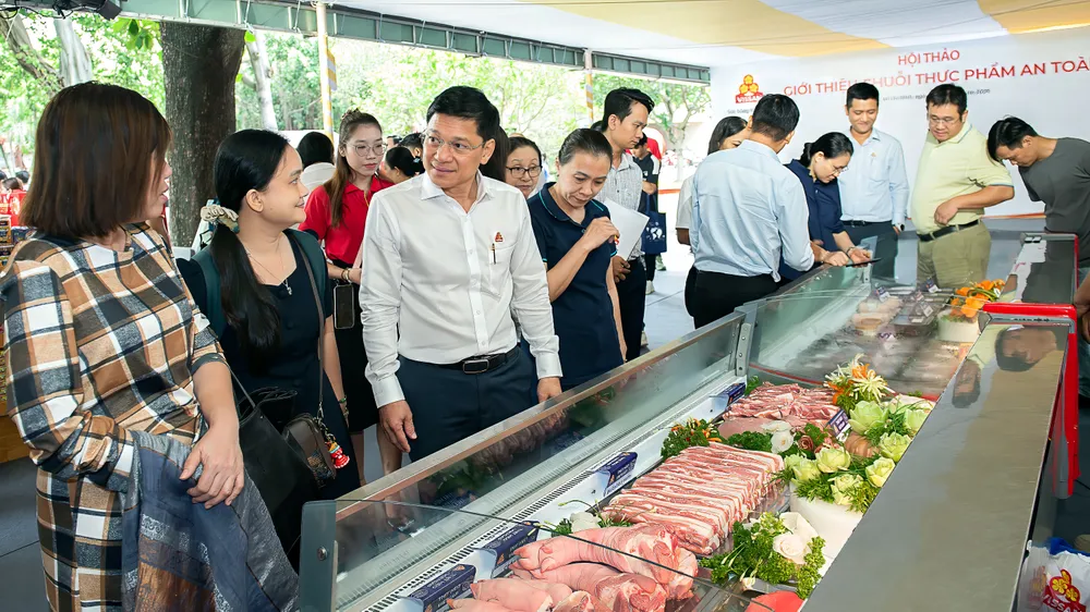 Ông Lê Minh Tuấn, Tổng Giám đốc Công ty Vissan, trao đổi với các đại biểu trong khuôn khổ hội thảo Giới thiệu chuỗi thực phẩm an toàn