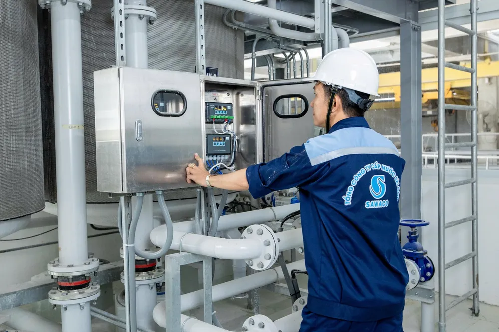 Công nhân Nhà máy nước Thủ Đức kiểm tra hệ thống máy móc tại nhà máy (ẢNH: ĐINH BÍCH)