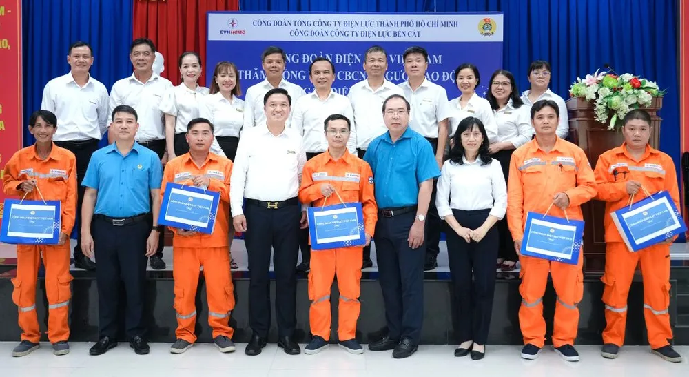 Ông Đỗ Đức Hùng, Chủ tịch Công đoàn Điện lực Việt Nam cùng lãnh đạo EVNHCMC thăm, tặng quà công nhân Công ty Điện lực Bến Cát