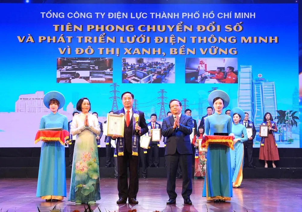 Ông Nguyễn Thanh Nhã, Phó Tổng giám đốc EVNHCMC đại diện Tổng công ty nhận giải thưởng 