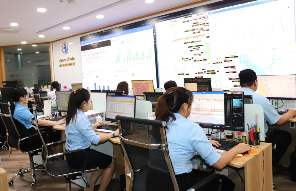 Nhân viên kỹ thuật Công ty CP Cấp nước Nhà Bè theo dõi các dữ liệu tại Phòng Quản lý điều hành cấp nước